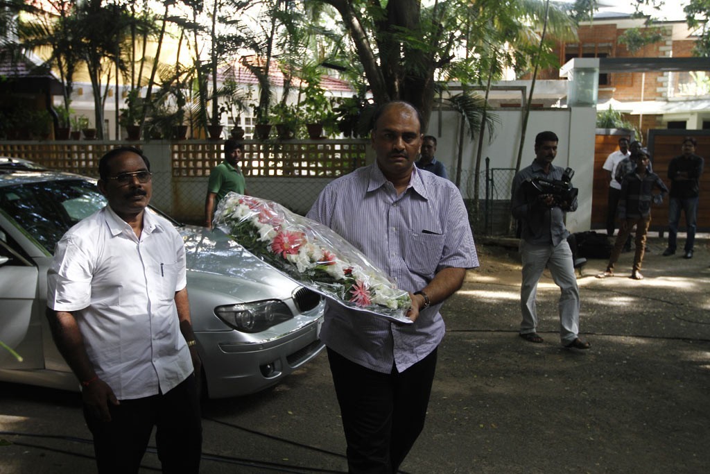 Celebrities Pay Tributes to Bapu - 50 / 102 photos