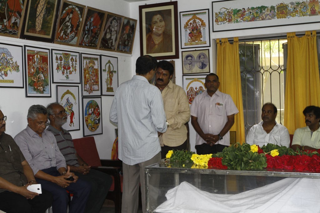 Celebrities Pay Tributes to Bapu - 51 / 102 photos