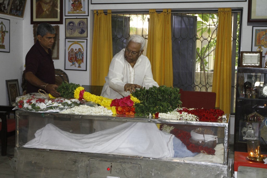 Celebrities Pay Tributes to Bapu - 55 / 102 photos