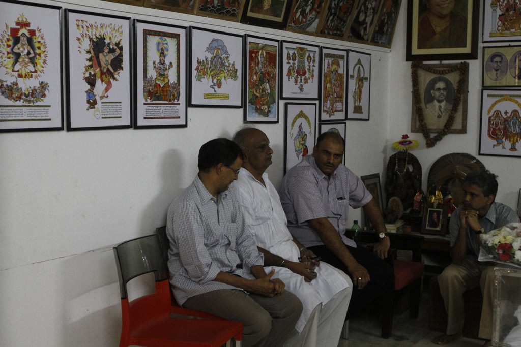 Celebrities Pay Tributes to Bapu - 56 / 102 photos