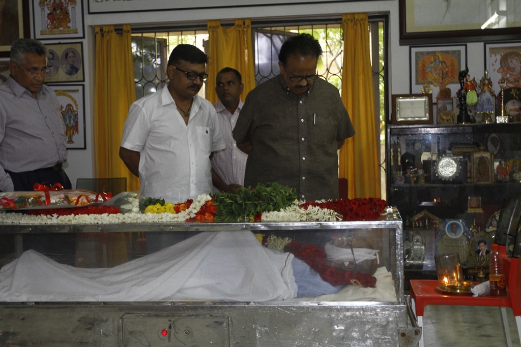 Celebrities Pay Tributes to Bapu - 61 / 102 photos