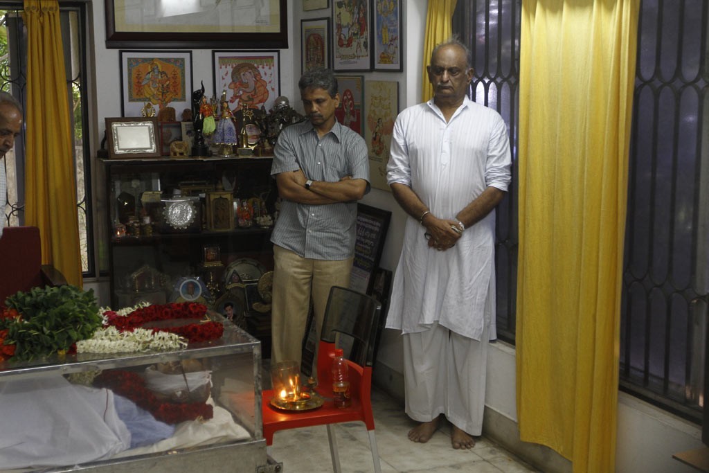 Celebrities Pay Tributes to Bapu - 63 / 102 photos