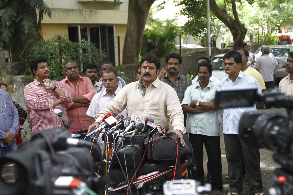 Celebrities Pay Tributes to Bapu - 66 / 102 photos