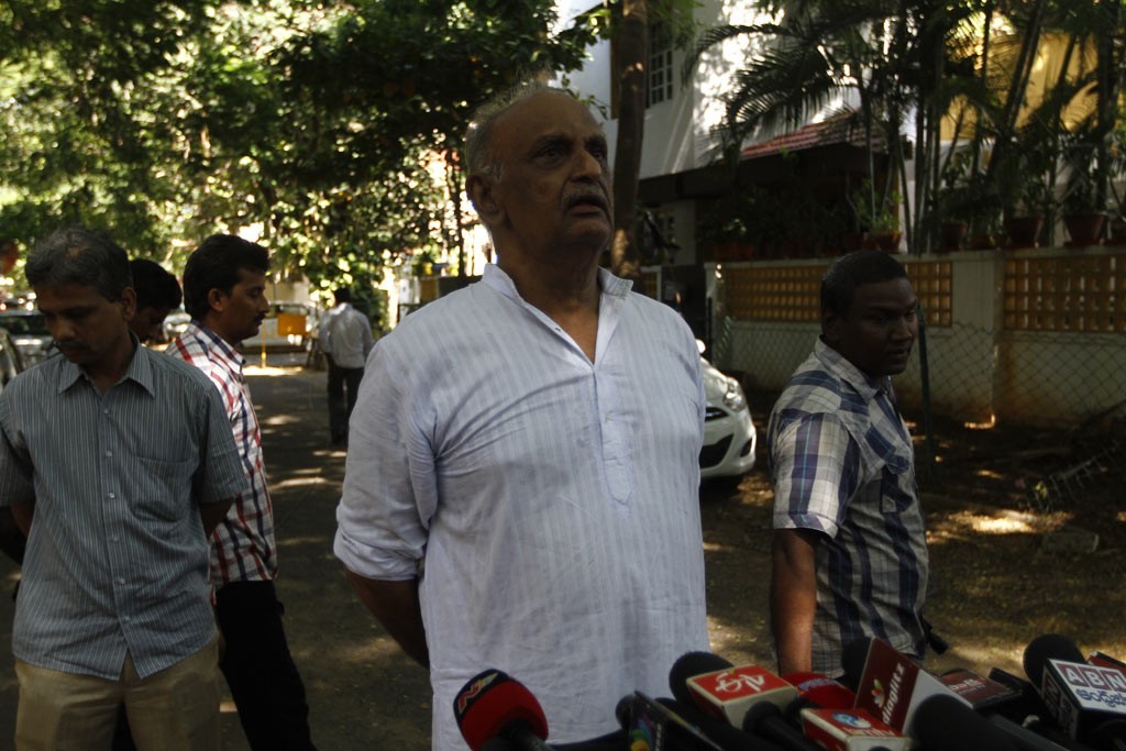 Celebrities Pay Tributes to Bapu - 68 / 102 photos