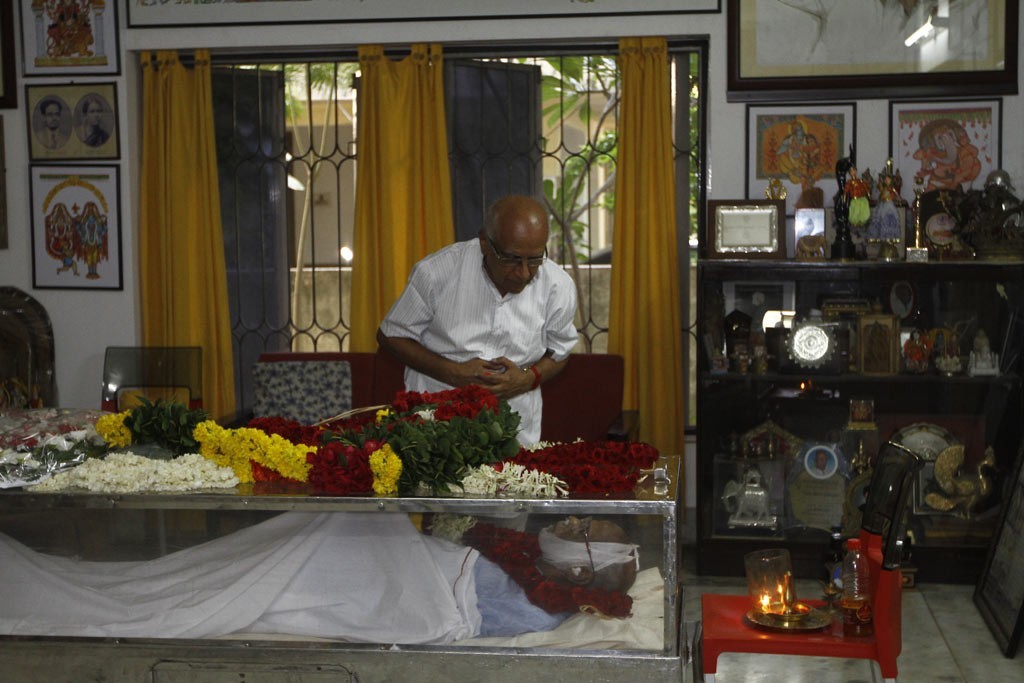 Celebrities Pay Tributes to Bapu - 71 / 102 photos