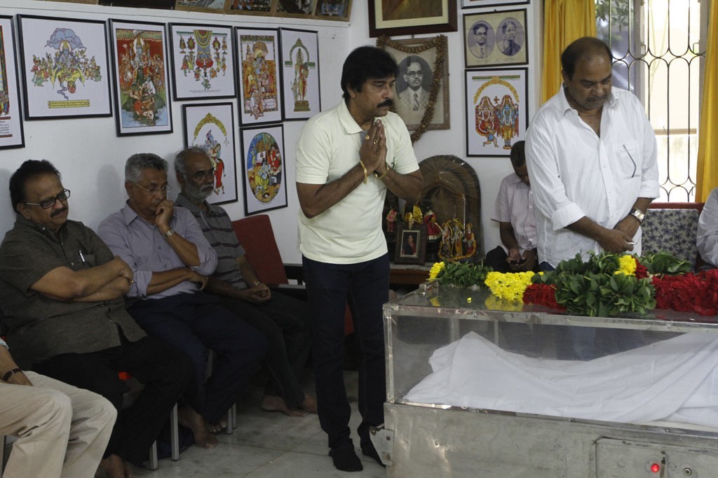 Celebrities Pay Tributes to Bapu - 73 / 102 photos