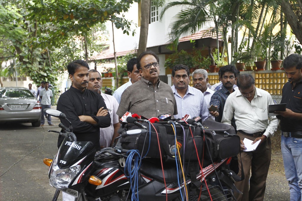 Celebrities Pay Tributes to Bapu - 74 / 102 photos