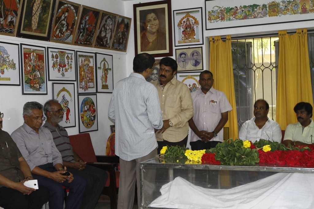 Celebrities Pay Tributes to Bapu - 77 / 102 photos