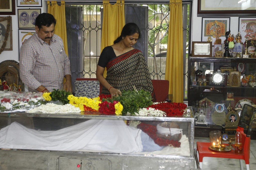 Celebrities Pay Tributes to Bapu - 81 / 102 photos