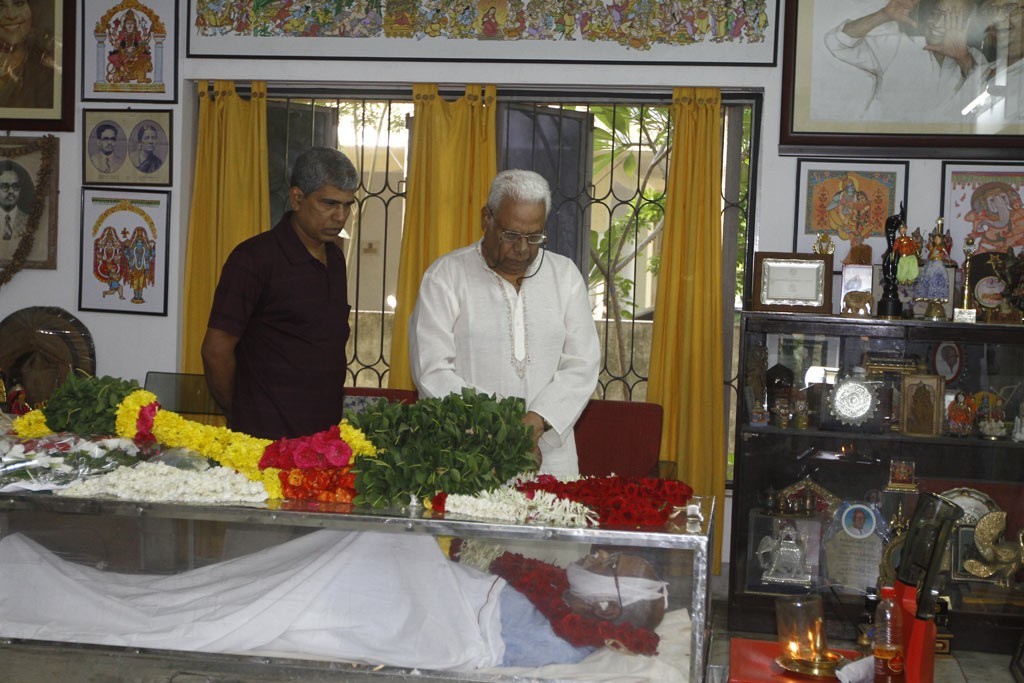 Celebrities Pay Tributes to Bapu - 83 / 102 photos