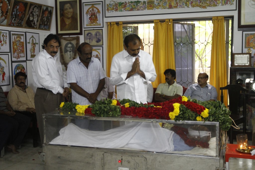 Celebrities Pay Tributes to Bapu - 84 / 102 photos