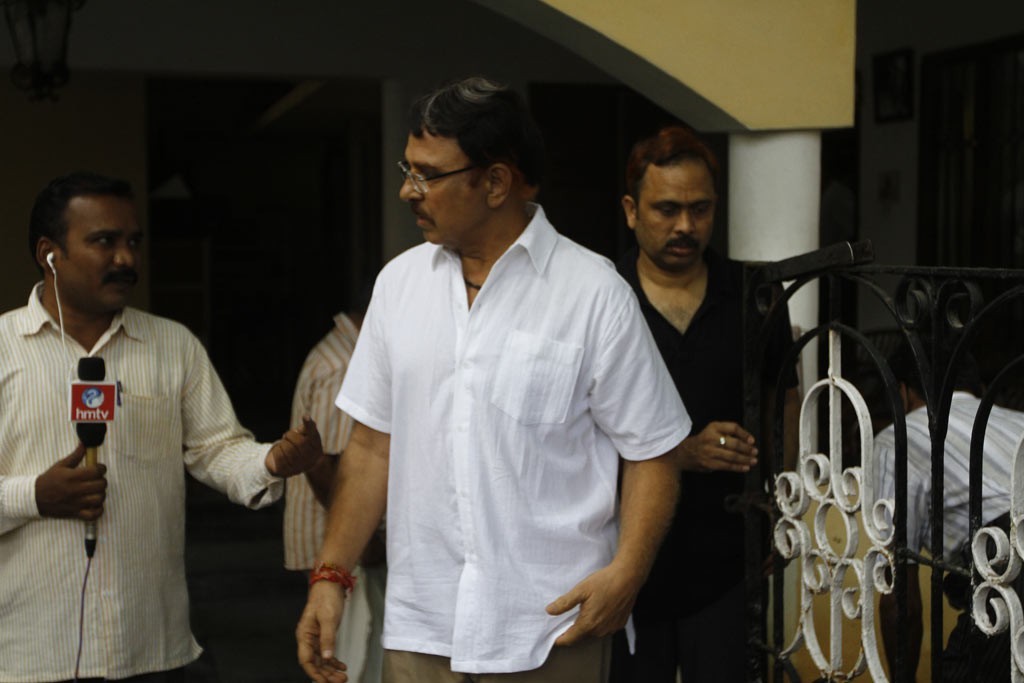 Celebrities Pay Tributes to Bapu - 85 / 102 photos