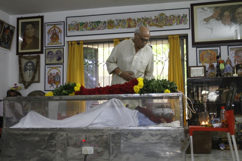 Celebrities Pay Tributes to Bapu - 87 / 102 photos