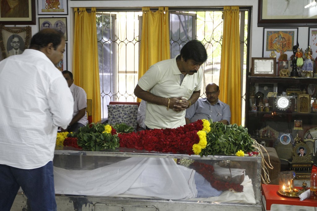 Celebrities Pay Tributes to Bapu - 88 / 102 photos