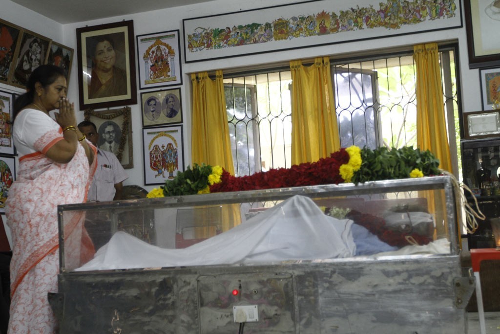 Celebrities Pay Tributes to Bapu - 90 / 102 photos