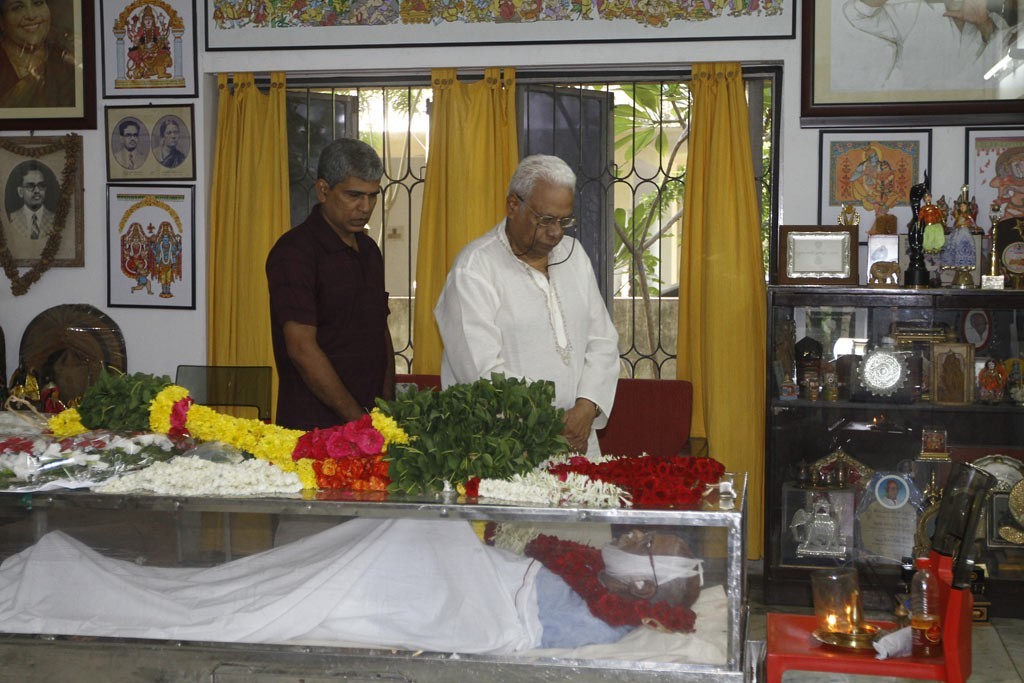 Celebrities Pay Tributes to Bapu - 91 / 102 photos