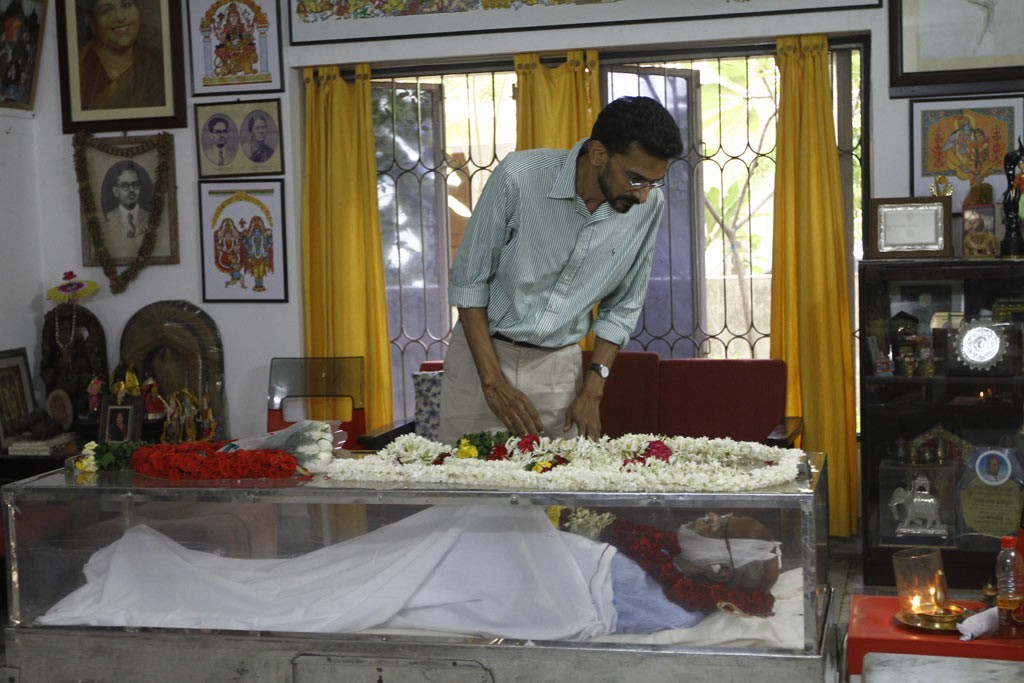 Celebrities Pay Tributes to Bapu - 92 / 102 photos
