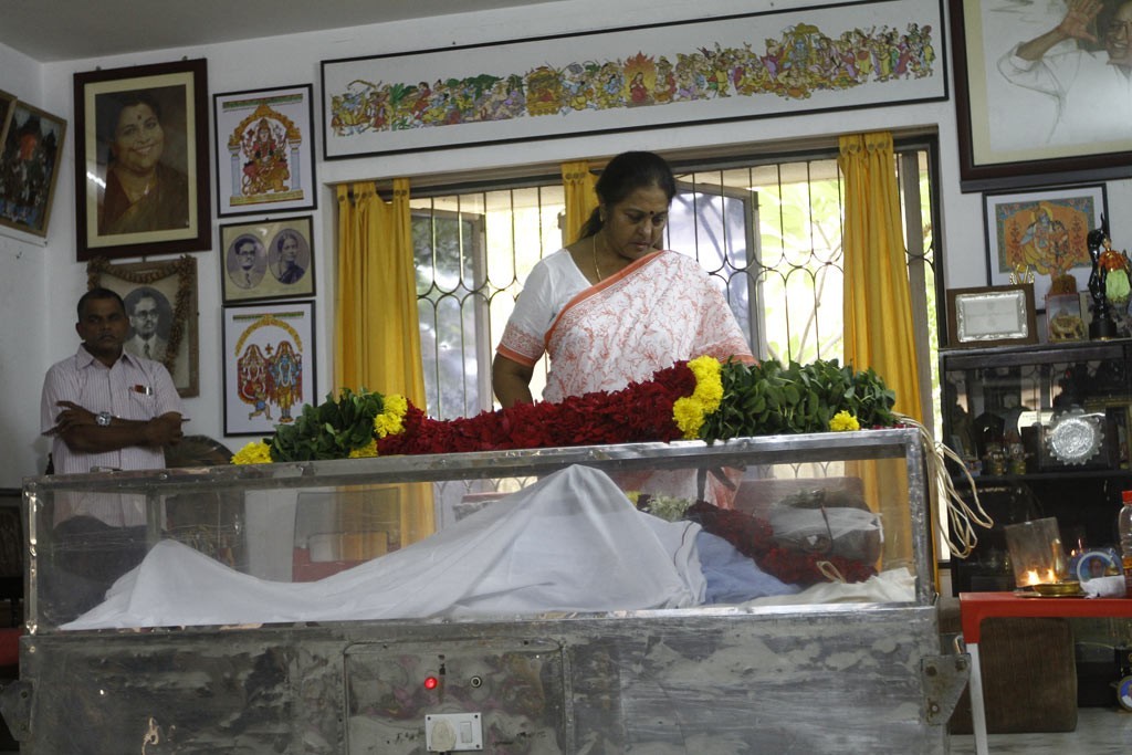 Celebrities Pay Tributes to Bapu - 93 / 102 photos