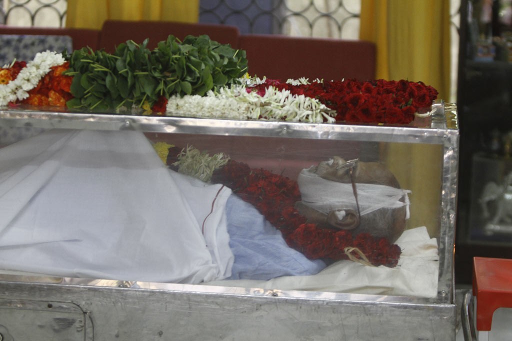 Celebrities Pay Tributes to Bapu - 96 / 102 photos
