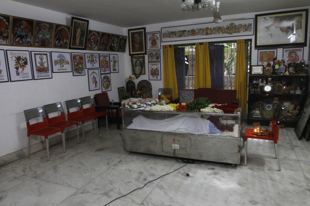 Celebrities Pay Tributes to Bapu - 99 / 102 photos
