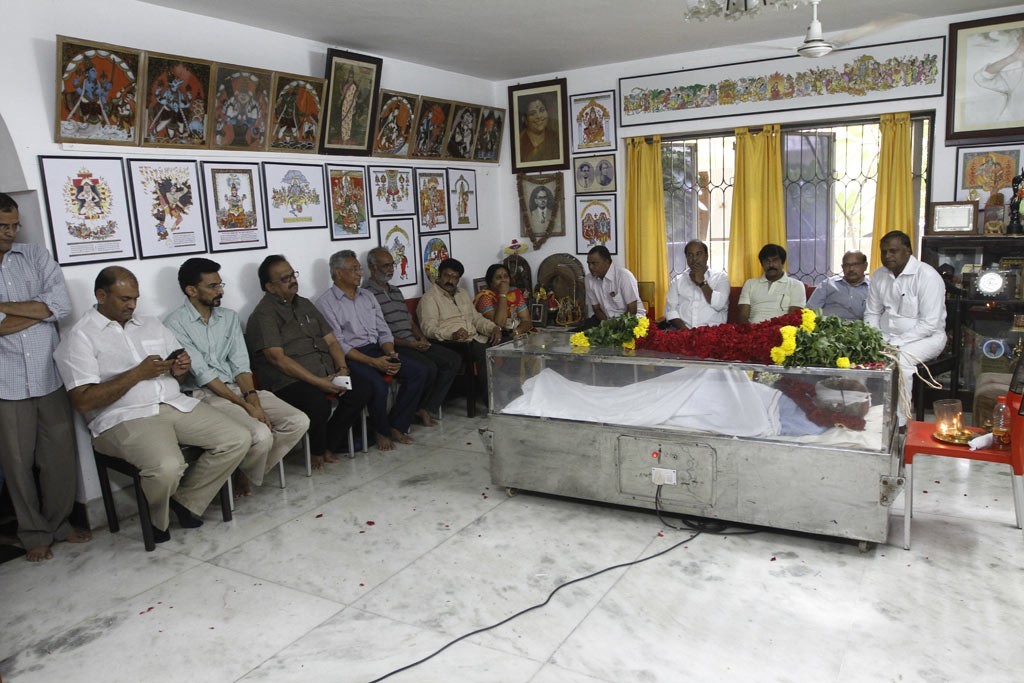 Celebrities Pay Tributes to Bapu - 101 / 102 photos