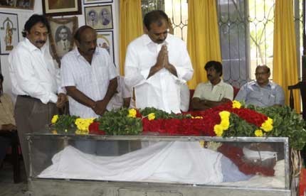 Celebrities Pay Tributes to Bapu - 2 / 17 photos