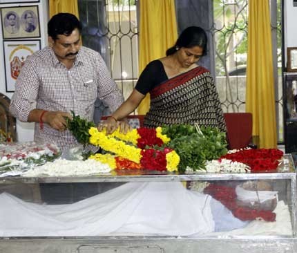 Celebrities Pay Tributes to Bapu - 5 / 17 photos