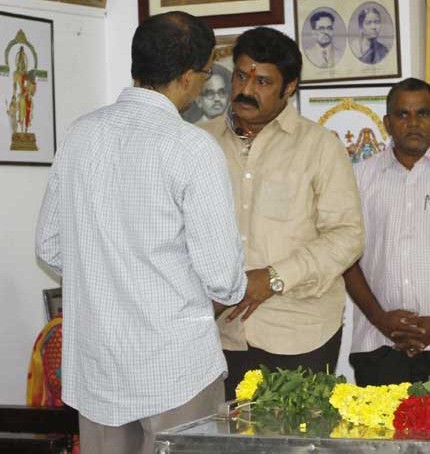 Celebrities Pay Tributes to Bapu - 12 / 17 photos