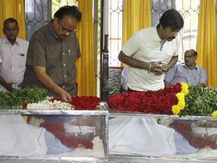 Celebrities Pay Tributes to Bapu - 14 / 17 photos