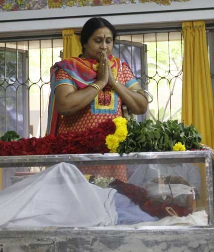 Celebrities Pay Tributes to Bapu - 16 / 17 photos