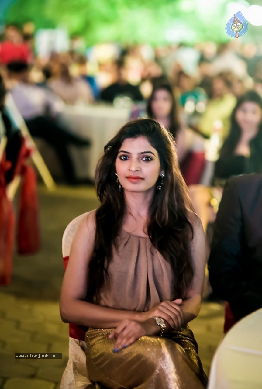 Celebs at Hundred Hearts Glamorous Charity Dinner 02 - 10 / 105 photos