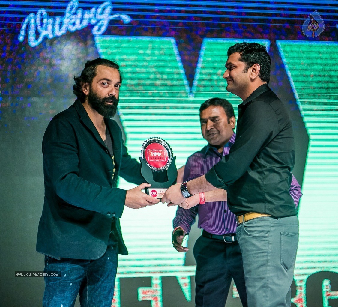 Celebs at Hundred Hearts Glamorous Charity Dinner 02 - 15 / 105 photos