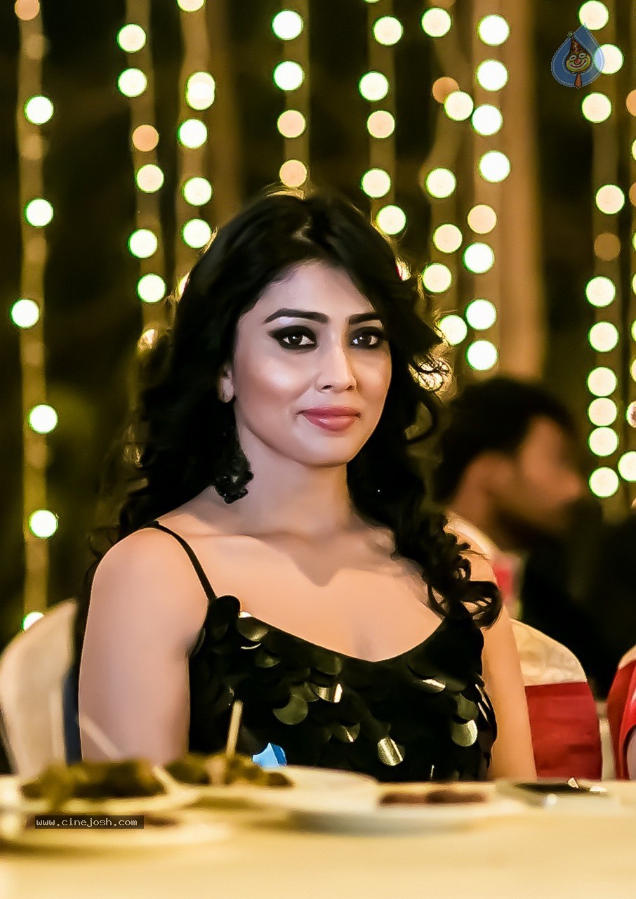 Celebs at Hundred Hearts Glamorous Charity Dinner 02 - 50 / 105 photos
