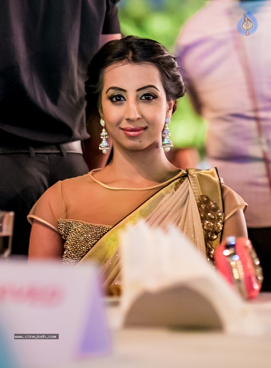 Celebs at Hundred Hearts Glamorous Charity Dinner 02 - 90 / 105 photos
