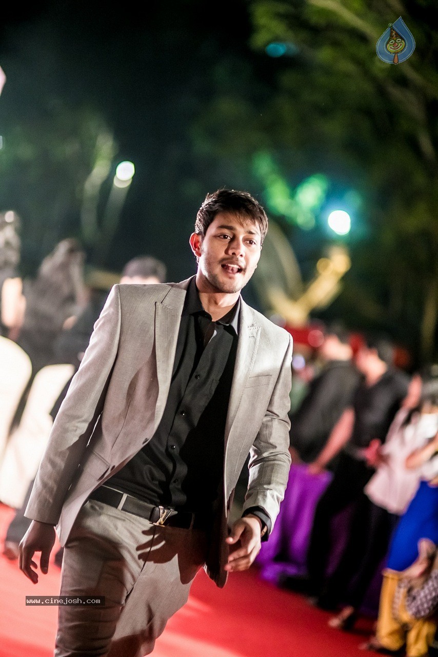 Celebs at Hundred Hearts Glamorous Charity Dinner 01 - 1 / 105 photos