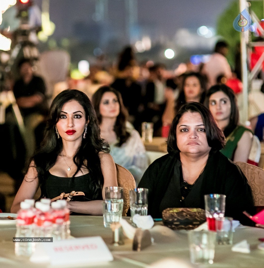 Celebs at Hundred Hearts Glamorous Charity Dinner 01 - 3 / 105 photos