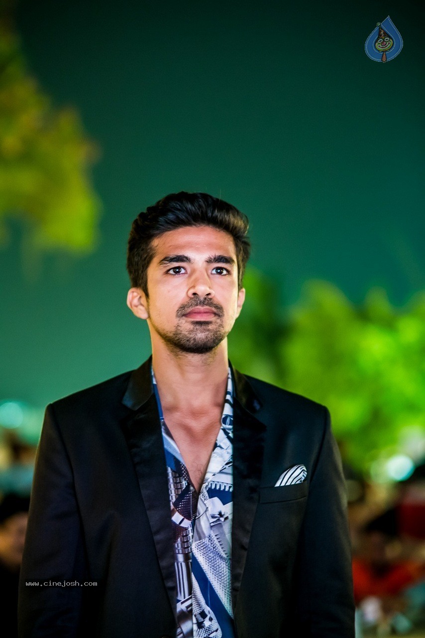 Celebs at Hundred Hearts Glamorous Charity Dinner 01 - 26 / 105 photos