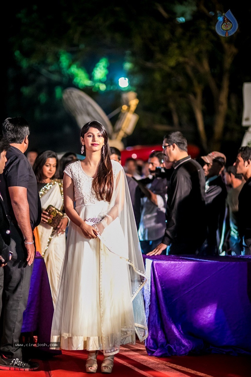 Celebs at Hundred Hearts Glamorous Charity Dinner 01 - 29 / 105 photos