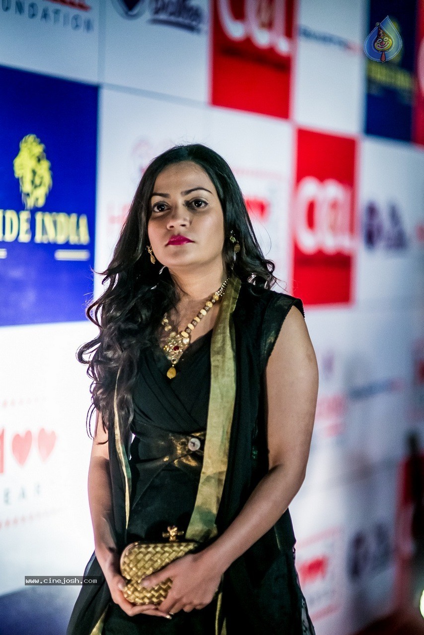 Celebs at Hundred Hearts Glamorous Charity Dinner 01 - 33 / 105 photos