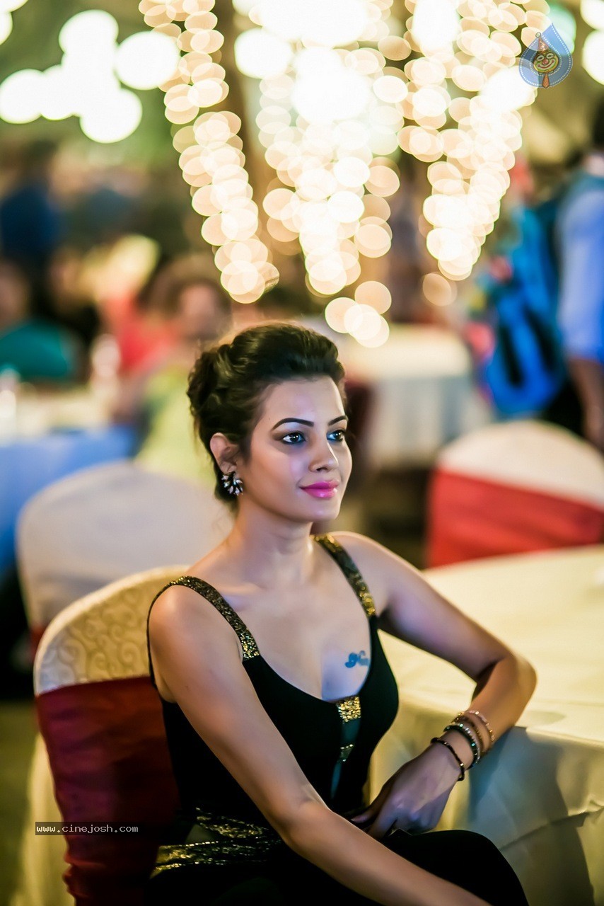 Celebs at Hundred Hearts Glamorous Charity Dinner 01 - 66 / 105 photos