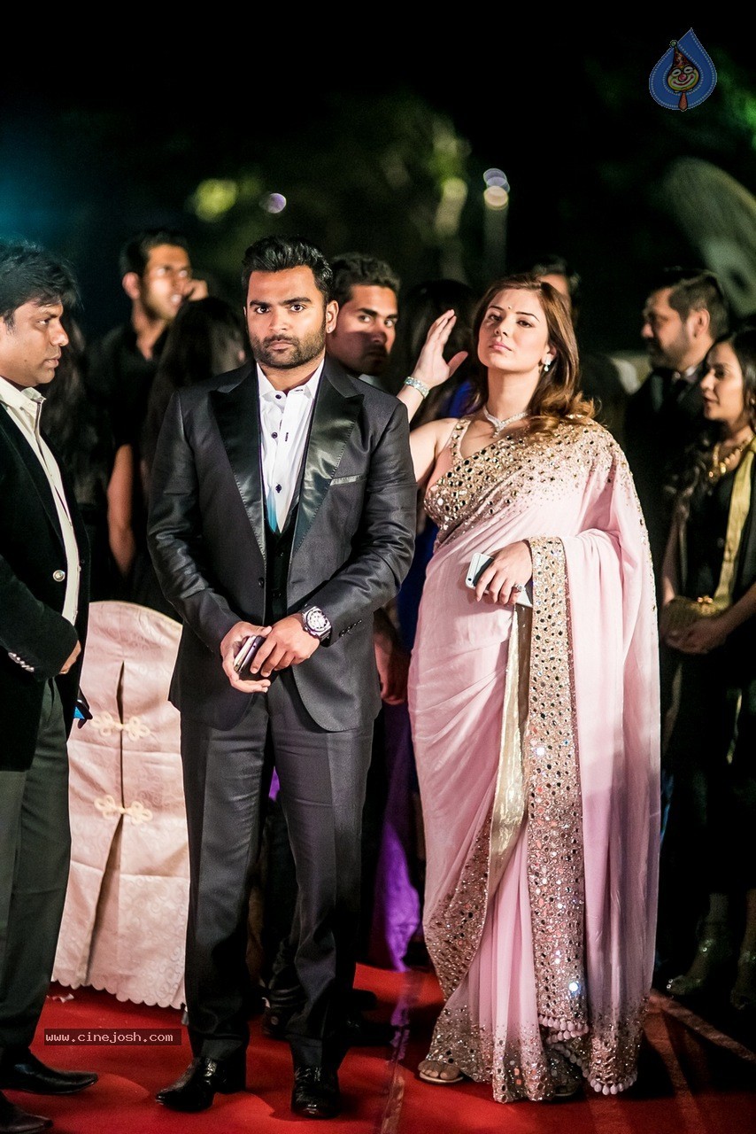 Celebs at Hundred Hearts Glamorous Charity Dinner 01 - 76 / 105 photos