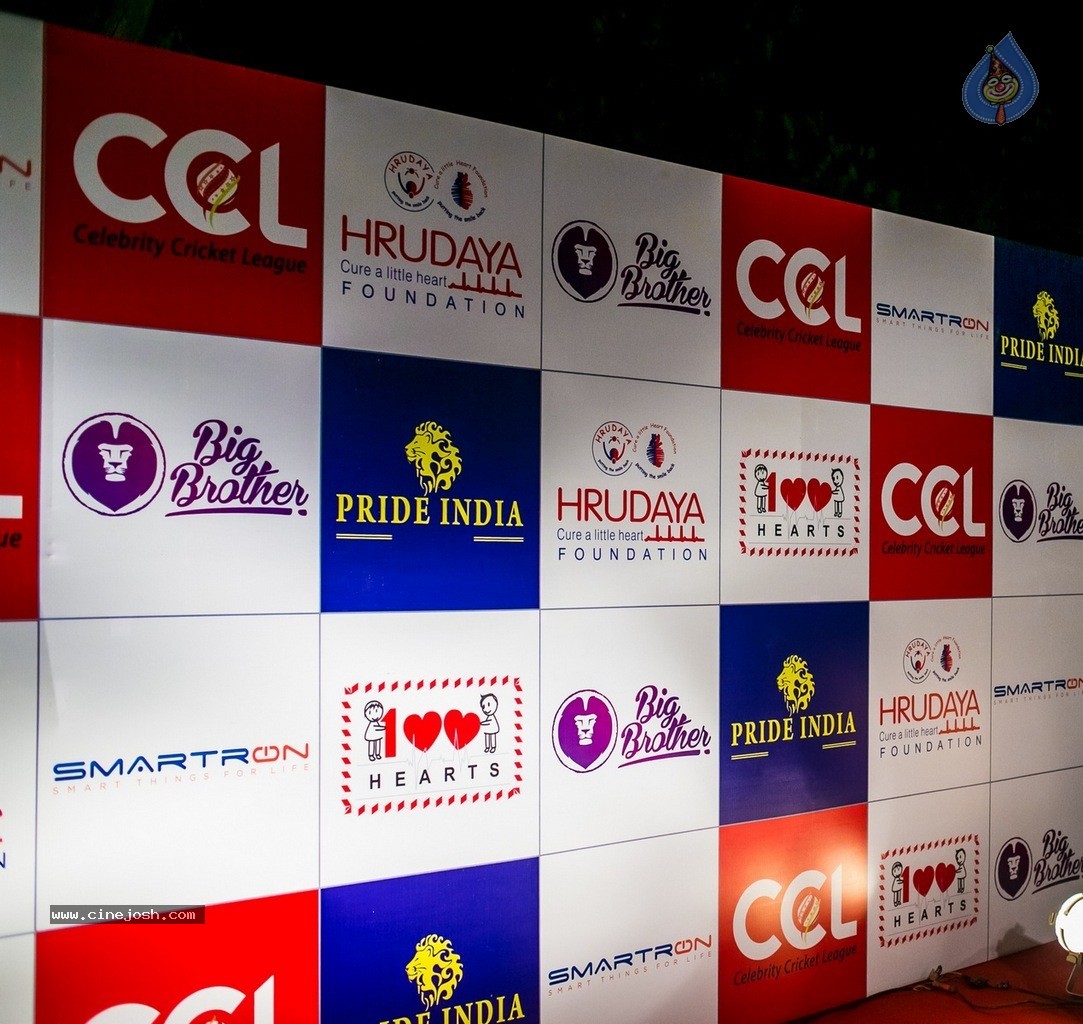 Celebs at Hundred Hearts Glamorous Charity Dinner 01 - 77 / 105 photos