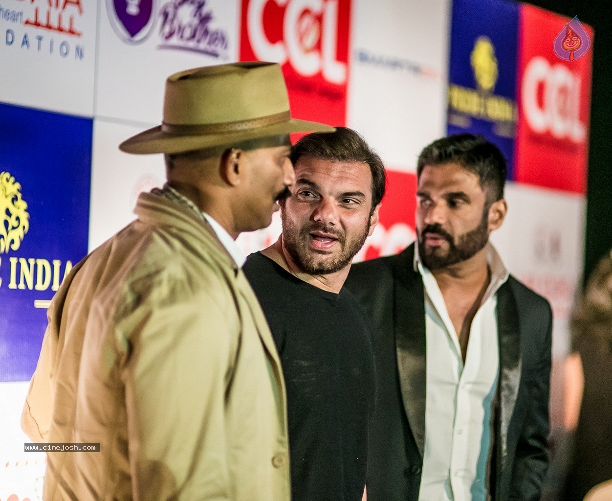 Celebs at Hundred Hearts Glamorous Charity Dinner 01 - 89 / 105 photos