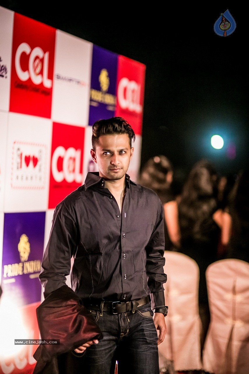 Celebs at Hundred Hearts Glamorous Charity Dinner 01 - 94 / 105 photos