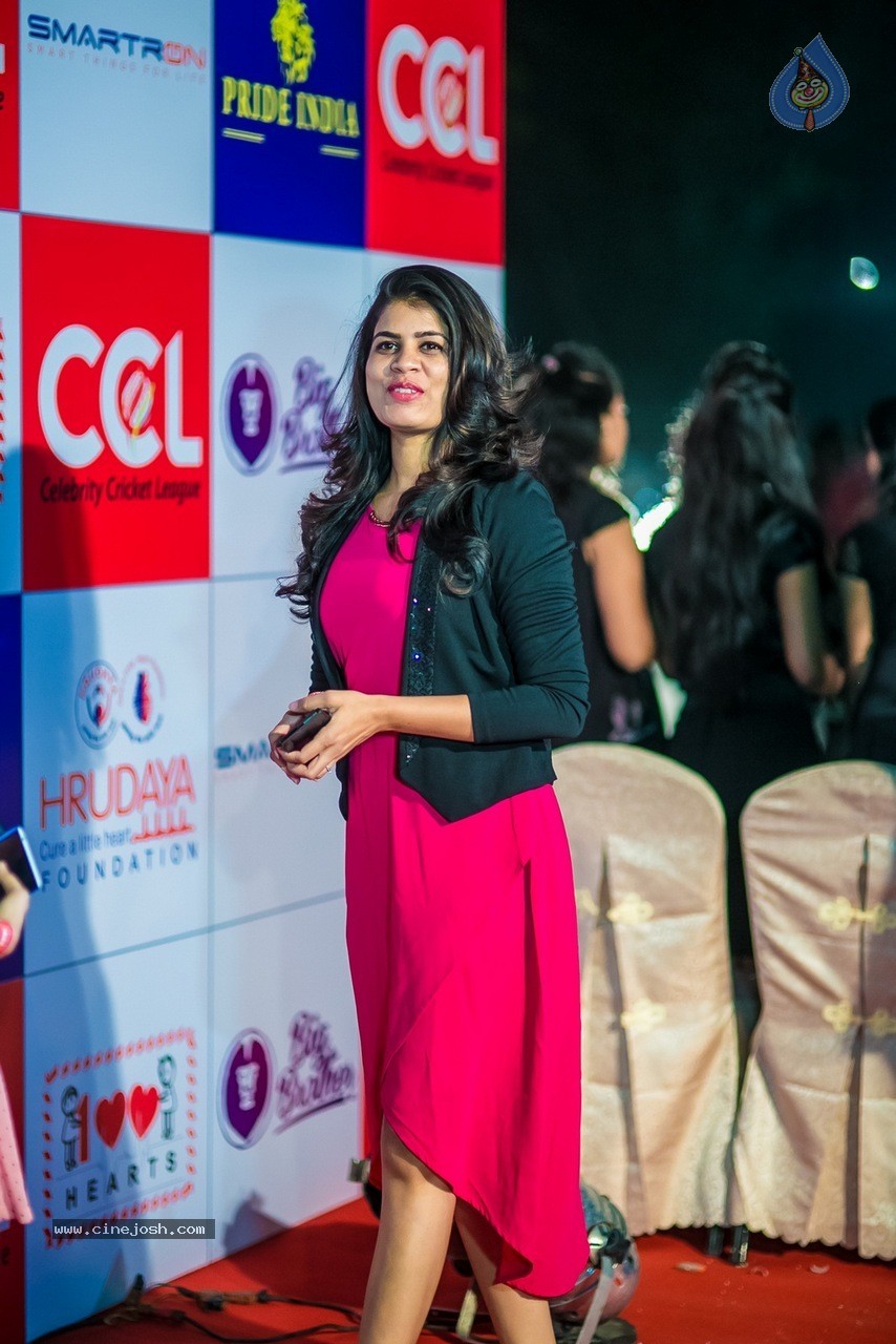 Celebs at Hundred Hearts Glamorous Charity Dinner 01 - 102 / 105 photos