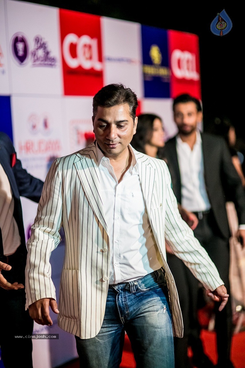 Celebs at Hundred Hearts Glamorous Charity Dinner 01 - 103 / 105 photos