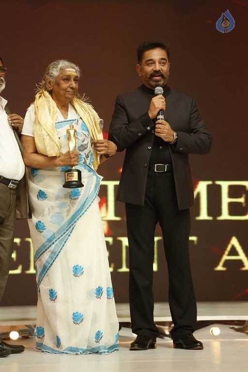 Celebs at Mirchi Music Awards 2014 Photos 2 - 24 / 63 photos