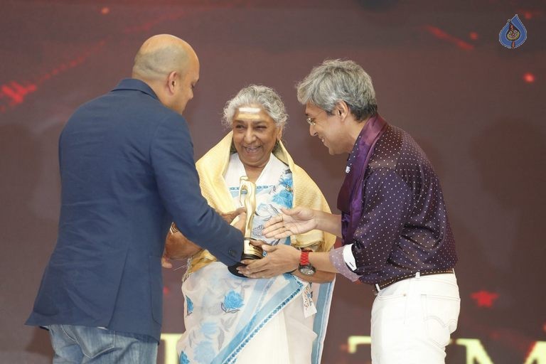 Celebs at Mirchi Music Awards 2014 Photos 2 - 25 / 63 photos