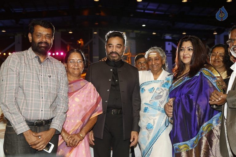Celebs at Mirchi Music Awards 2014 Photos 2 - 39 / 63 photos