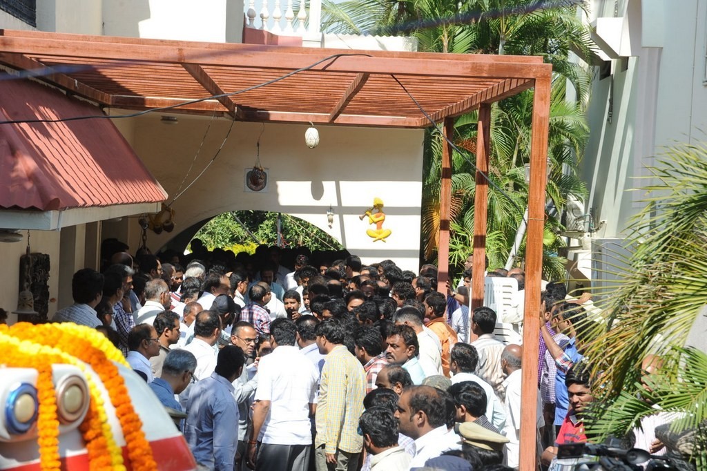 Celebs Condolences to Nandamuri Janakiram Photos - 92 / 351 photos